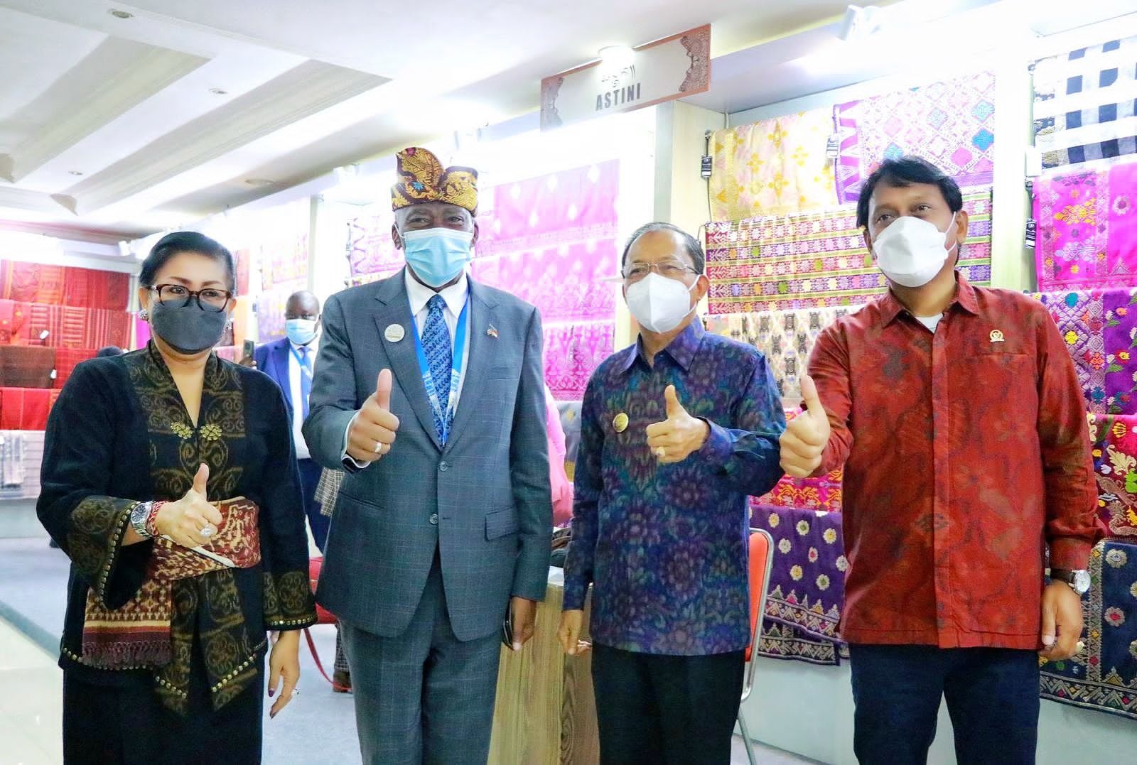 podiumnews.com-Kunjungi Pameran IKM Bali Bangkit, Presiden IPU Tertarik dengan Kerajinan Lokal Bali